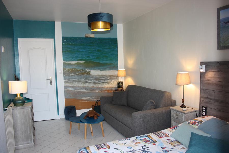 Une chambre sur le thème de Fort Boyard, avec un lit, un canapé