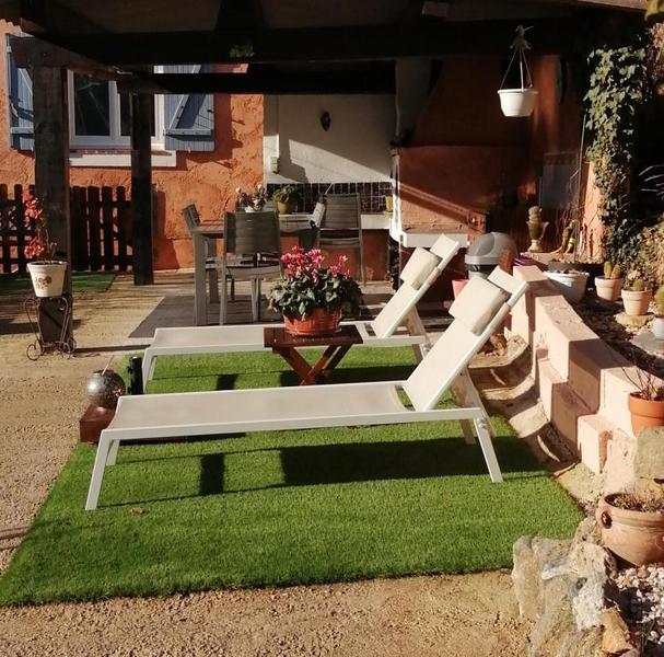 Bains de soleil face aux montagne