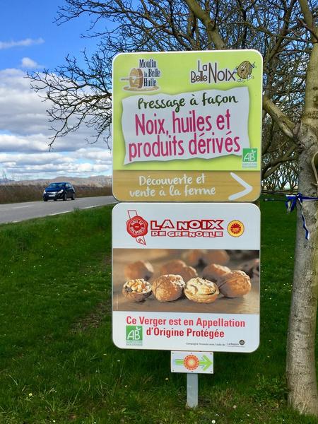 Panneaux en bord de route