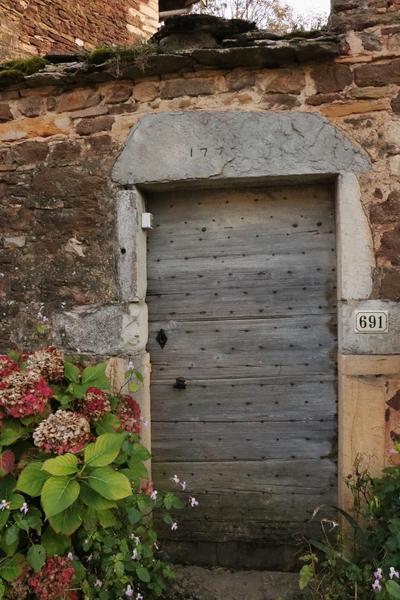 Des pierres rouges de Panossas aux panoramas verdoyants de l’Isle-Crémieu_Panossas