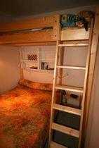 Chambre à coucher avec lits superposés en bois