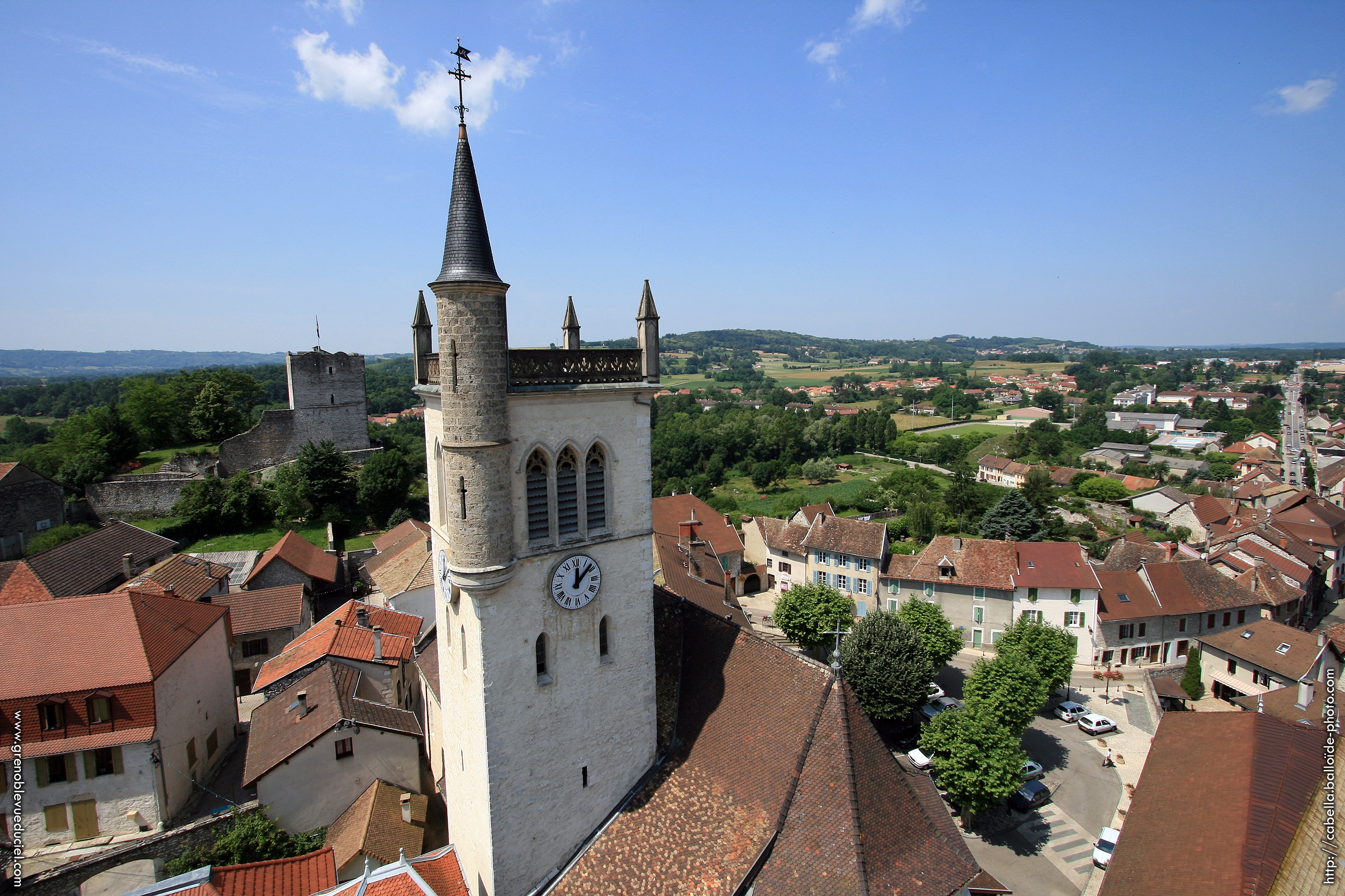 Vue aérienne du clocher emblématique de Morestel - Balcons du Dauphiné