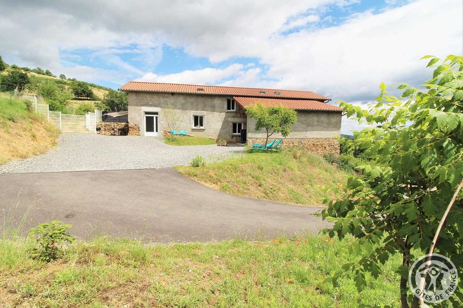 Grand gîte de la Ferme aux escargots, à St Romain de Popey (Rhône, Beaujolais, proximité de l\'Arbresle et Tarare) : la maison sur son terrain (privé).