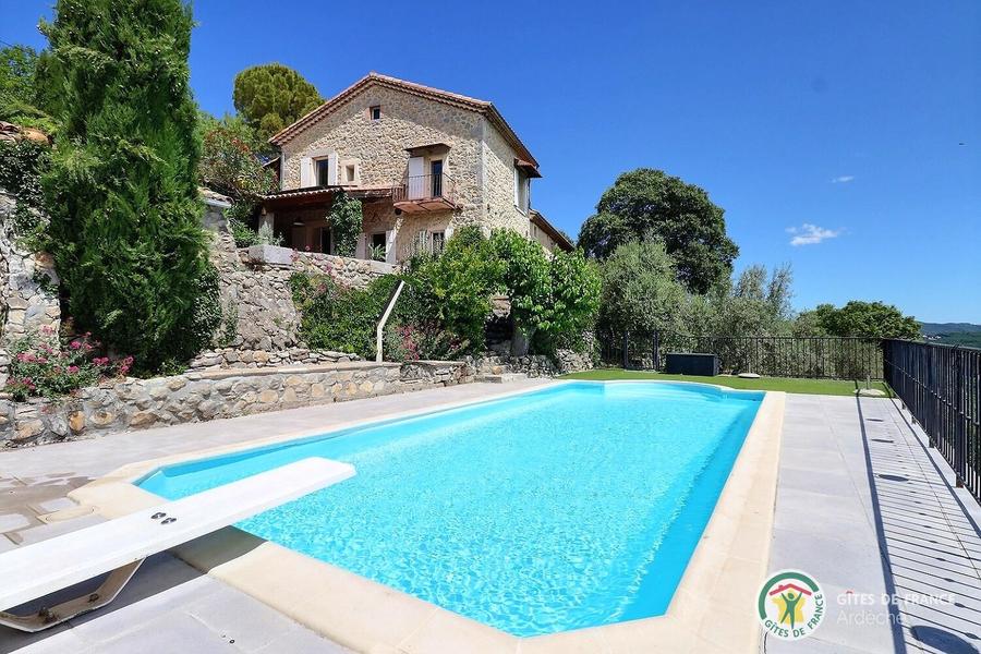 Magnifique maison en pierres en piscine et vue imprenable sur lArdèche