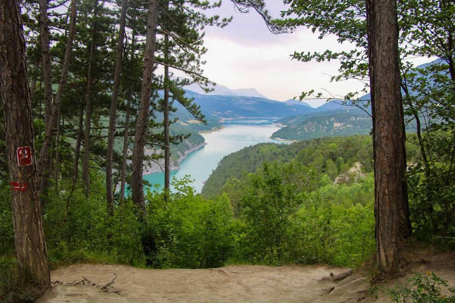Paysage randonnée des passerelles du lac de Monteynard-Avignonet
