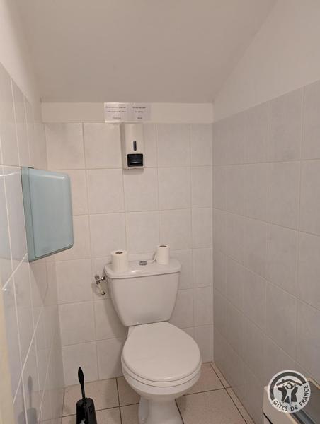 Grand Gîte communal - 15 personnes à Affoux - centre du village, en Haut Beaujolais, dans le Rhône : le WC du 2ème étage.