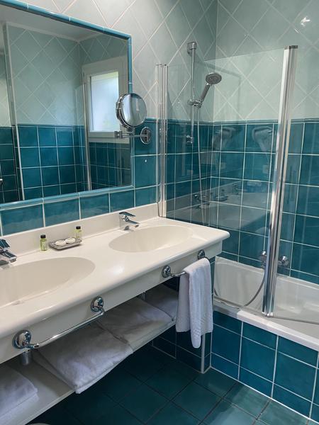 Salle de bain avec baignoire avec WC