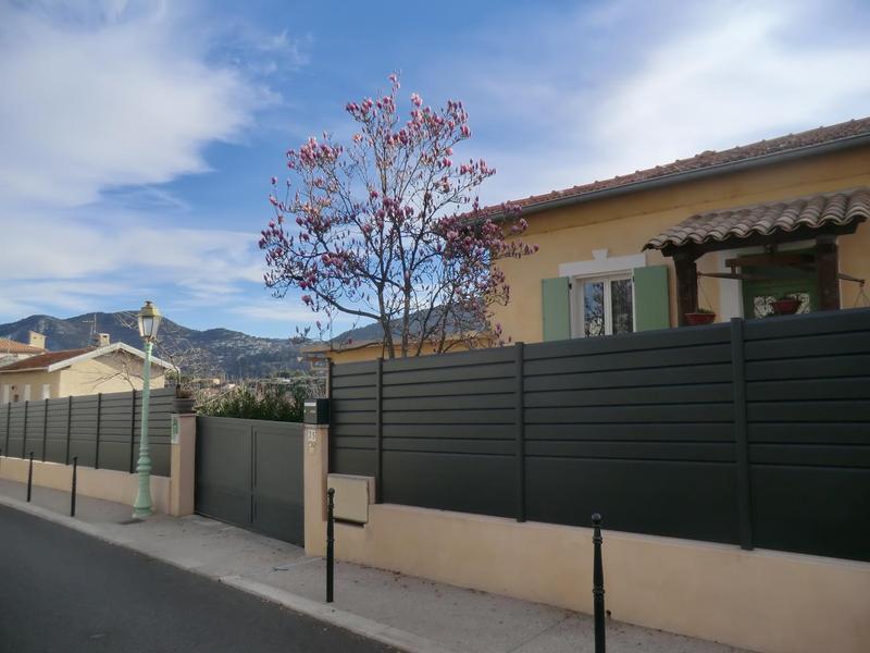 Entrée de la propriété avec son magnolia fleuri