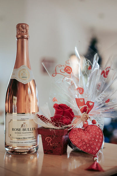 Pack amoureux en supplément : une bouteille de rosé pétillant, une rose éternelle et un ballotin de chocolat