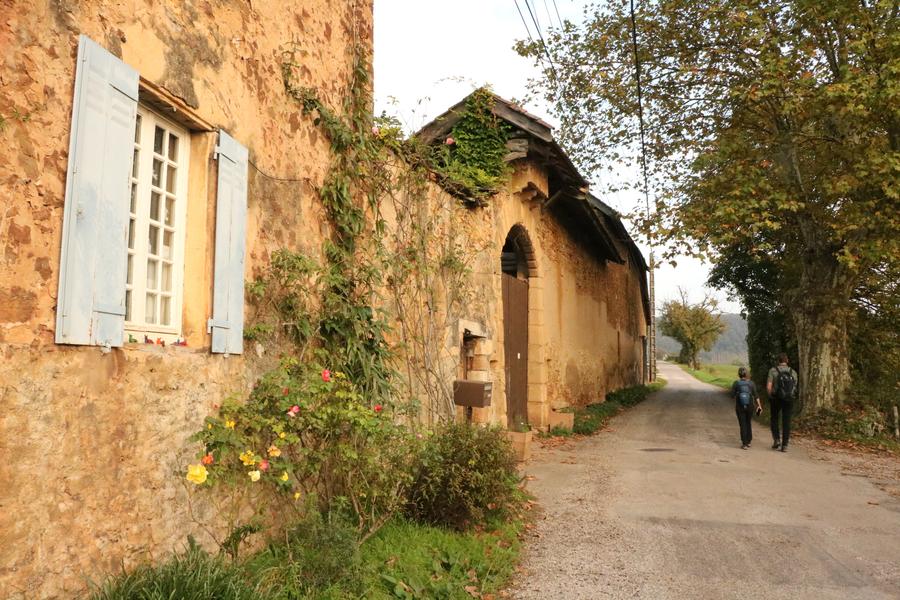 Des pierres rouges de Panossas aux panoramas verdoyants de l’Isle-Crémieu_Panossas