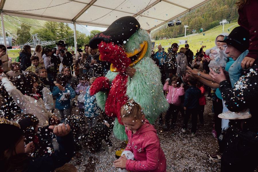 Goûter et bataille de confettis_Val-d'Isère