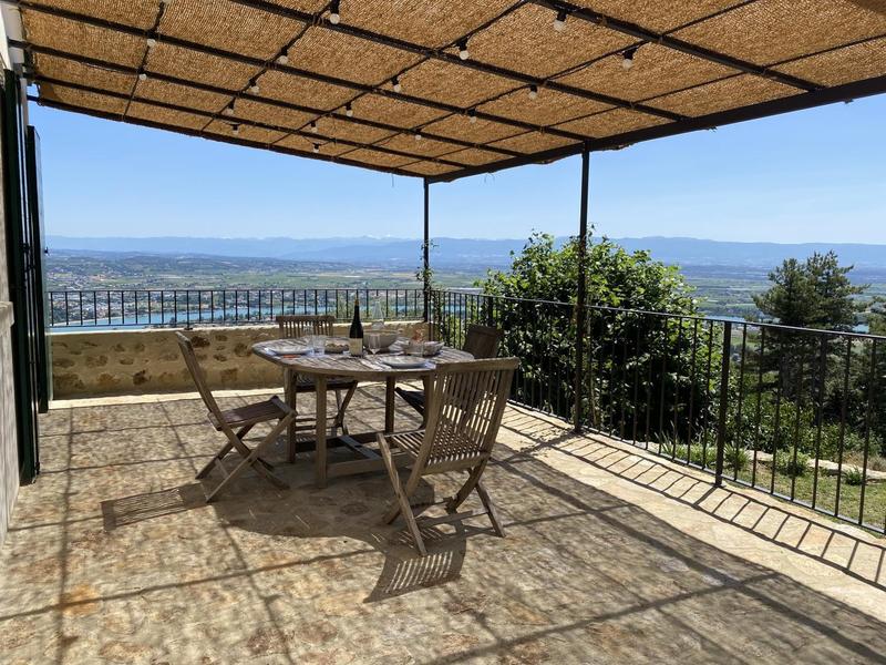 Terasse avec vue panoramique sur la vallée du Rhône