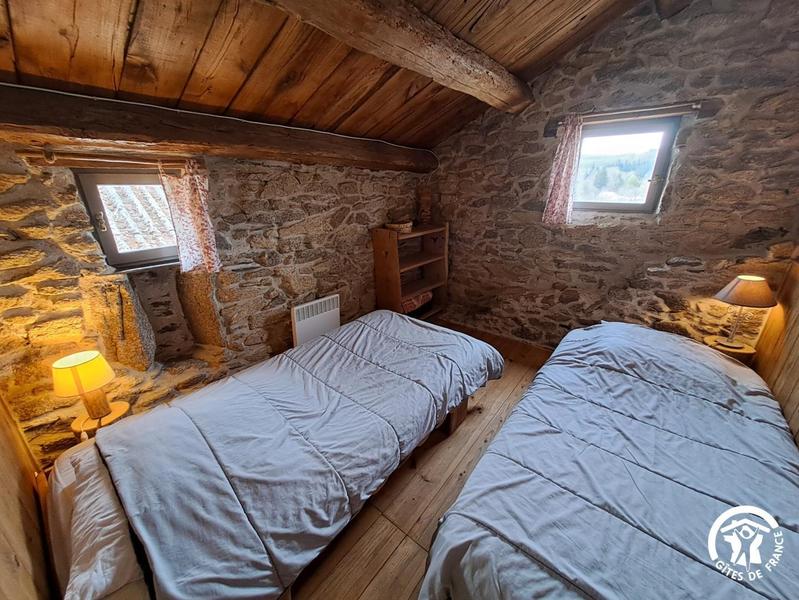Chambre avec deux lits simples