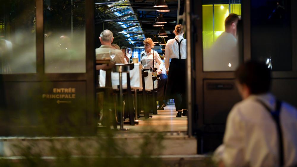 Vue sur l'intérieur du restaurant depuis la terrasse