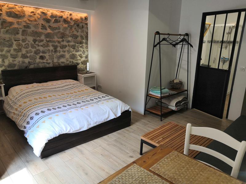 Entiérement rénovée en 2023 avec matelas Français et canapé-lit de qualité neufs.