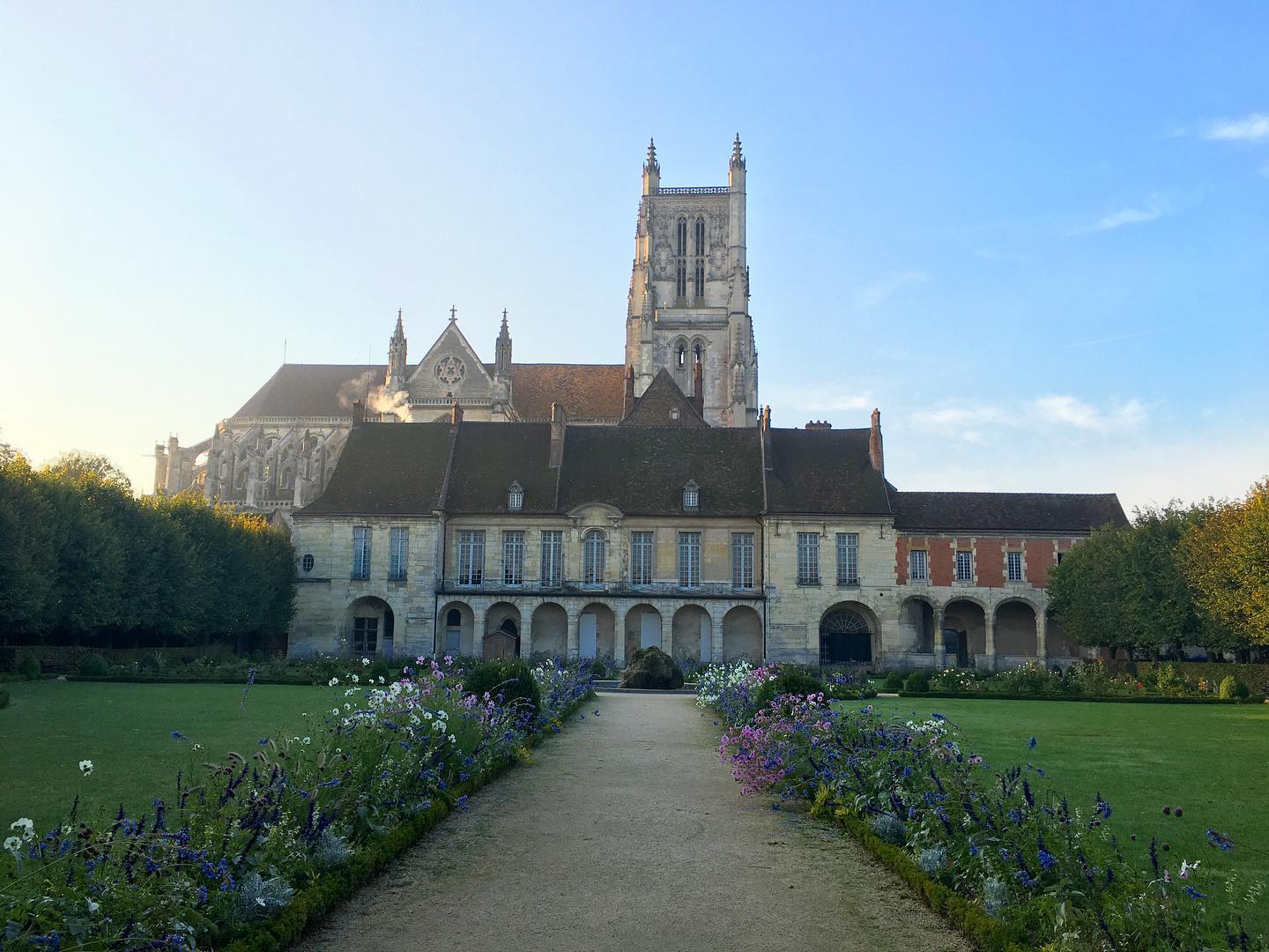 Vue sur le Palais épiscopale et la cathédrale-basilique