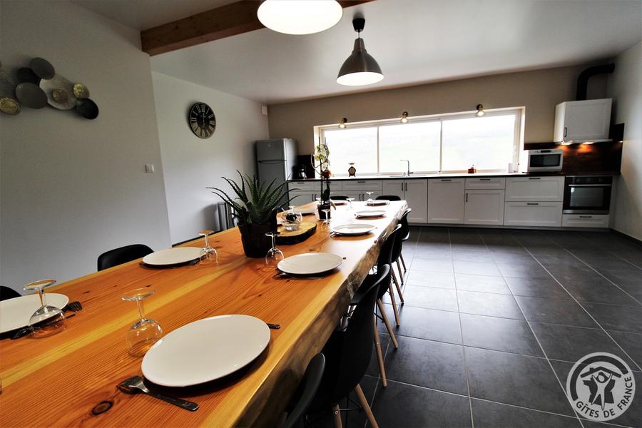 Grand gîte de la Ferme aux escargots,  à St Romain de Popey (Rhône, Beaujolais, proximité de l\'Arbresle et Tarare) : la grande table pour 15 personnes dans le gîte l\'Achatine.