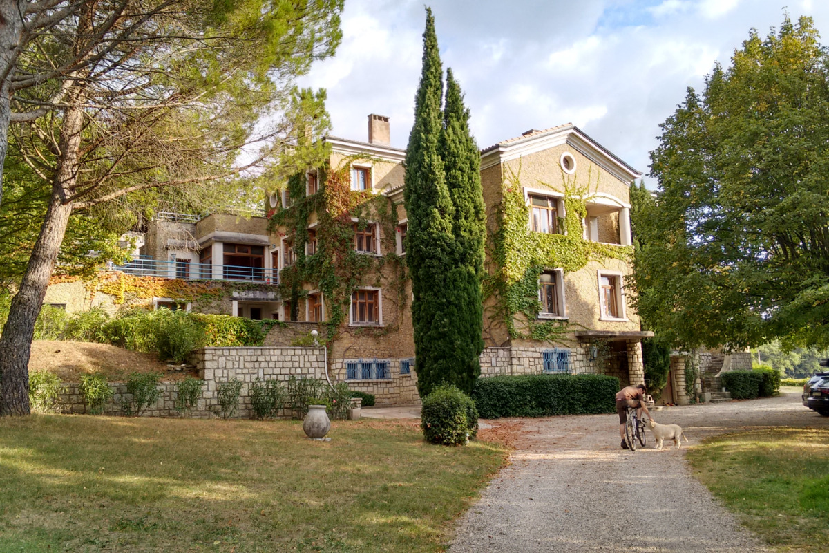 Vue de la maison depuis l'entrée