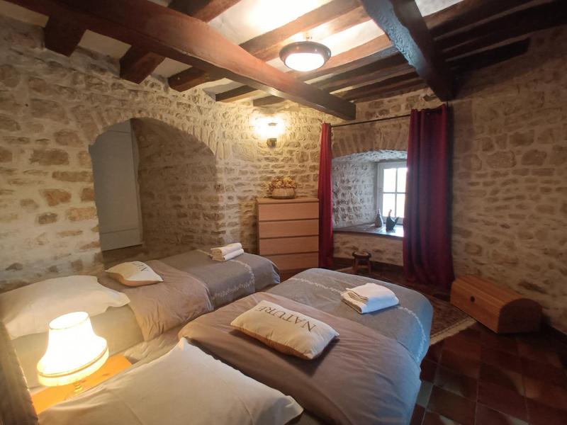 Chambre dans la tour aux larges murs. Bedroom within the impressive walls of the tower. 