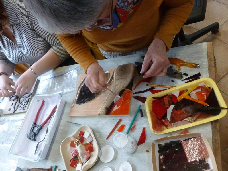 Saint Pierre de Colombier - Stage les bases de la mosaique avec Muse Coquelicot - stagiaires