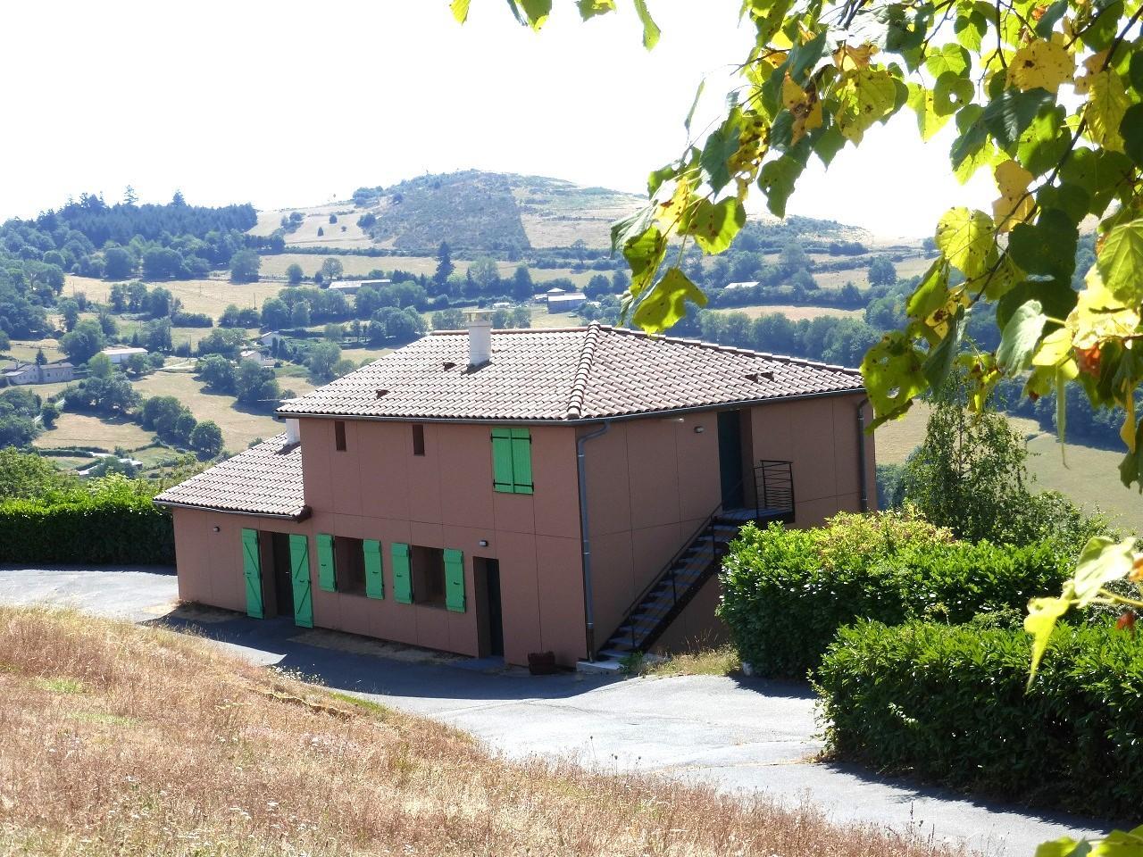 Gîte (12 personnes) à Cenves en Haut Beaujolais - Rhône.