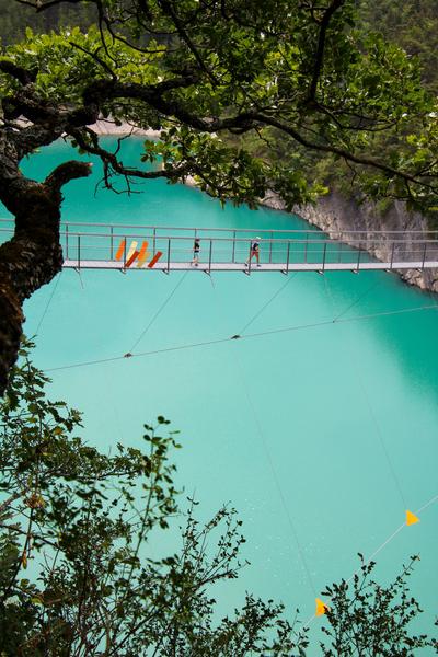 La traversée de la passerelle du lac de Monteynard-Avignonet