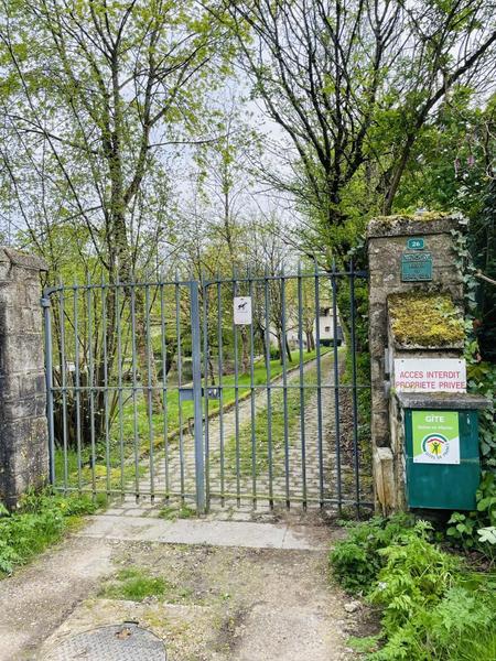 portail d'entrée du gîte du manoir de Beaumoulin