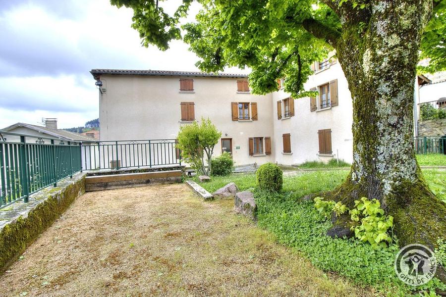 Grand Gîte communal - 15 personnes à Affoux - centre du village, en Haut Beaujolais, dans le Rhône : Jeu de boules à disposition devant le GITE.