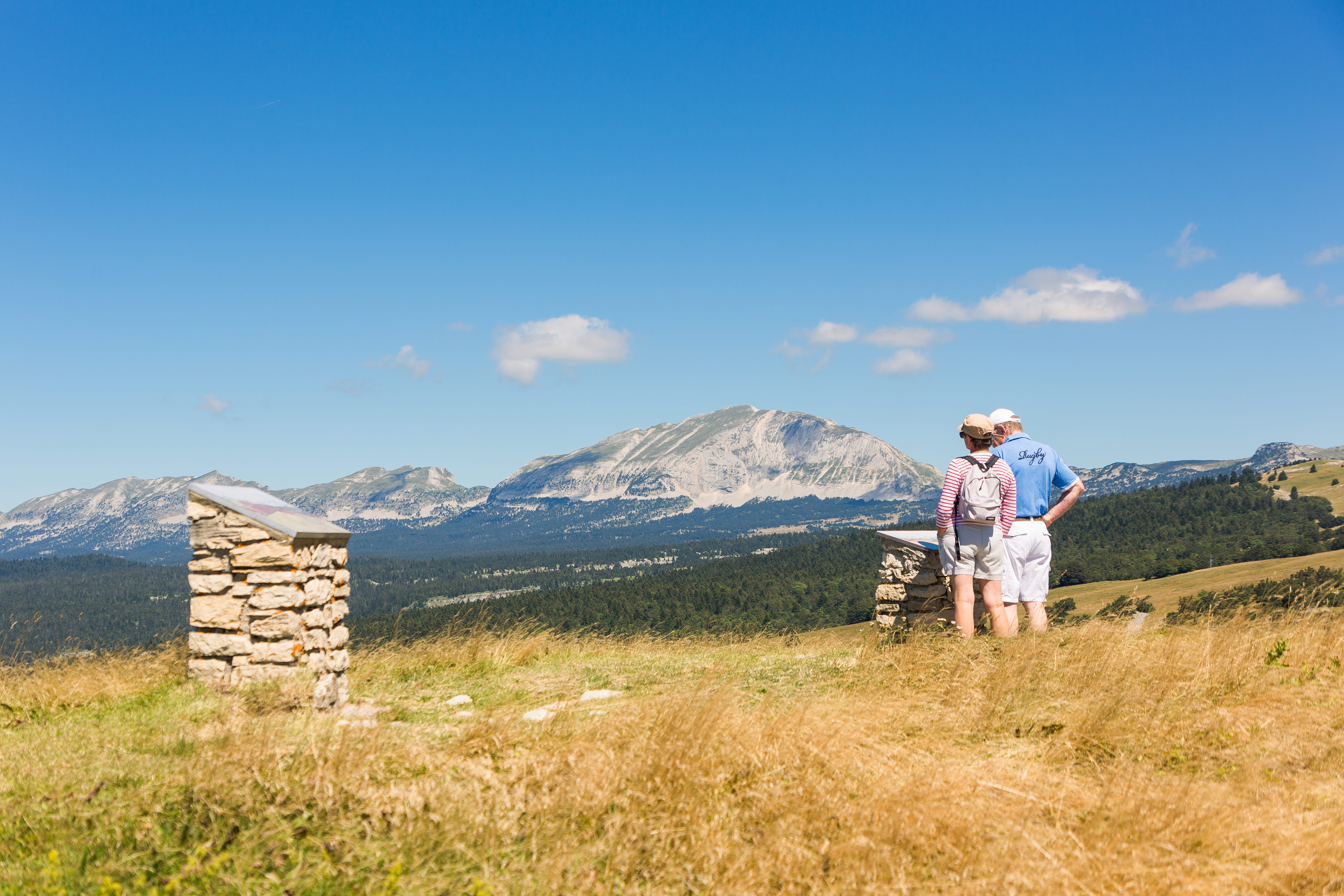 Randonneurs regardant une table d'orientation face au Grand Veymont