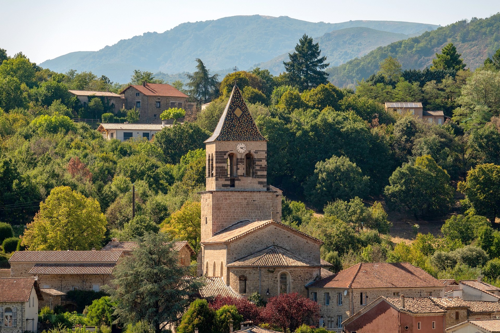 Meyras - Église Saint Etienne en été ©sourcesetvolcans