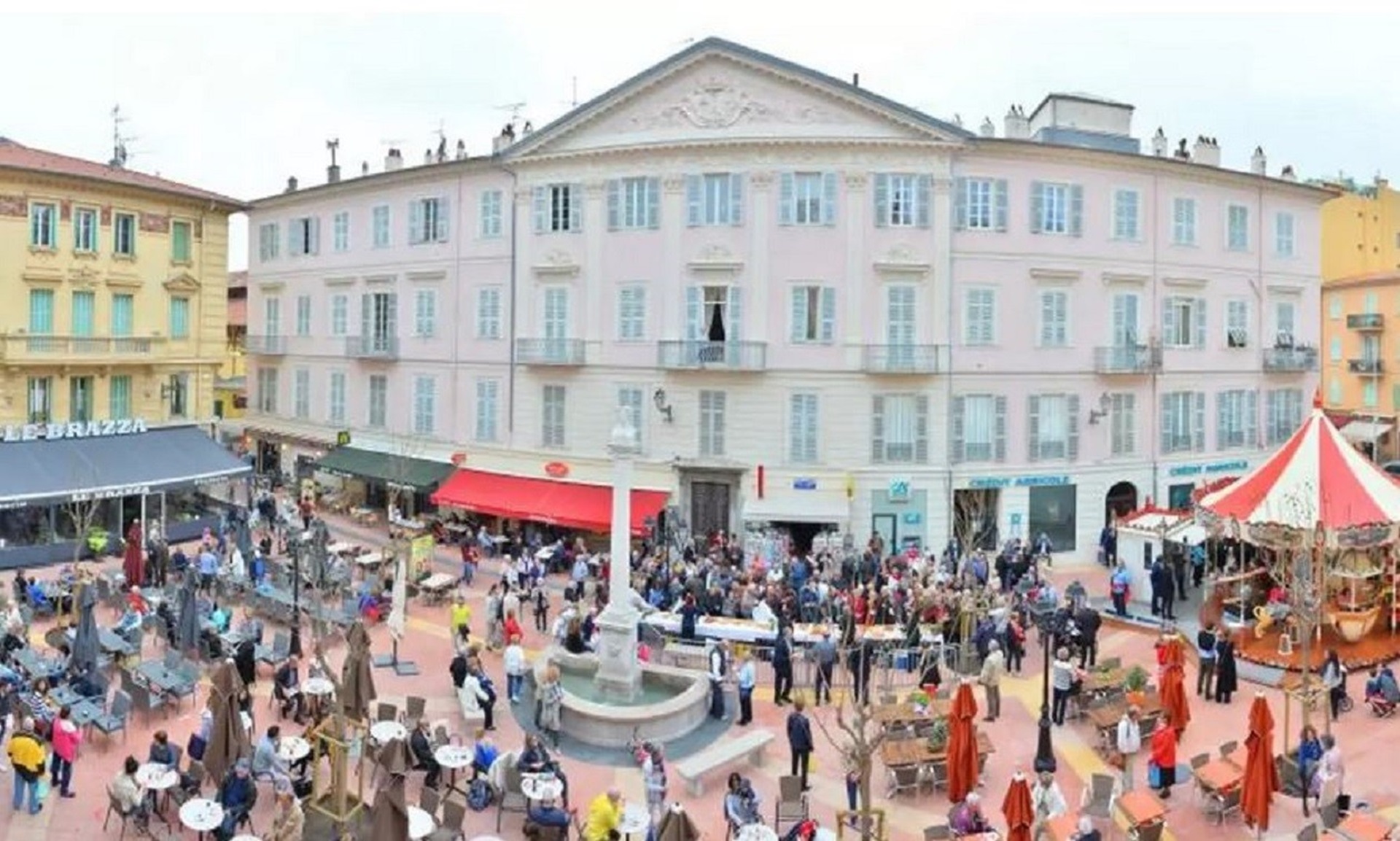 Place Clémenceau et l'hôtel Trenca de Monléon