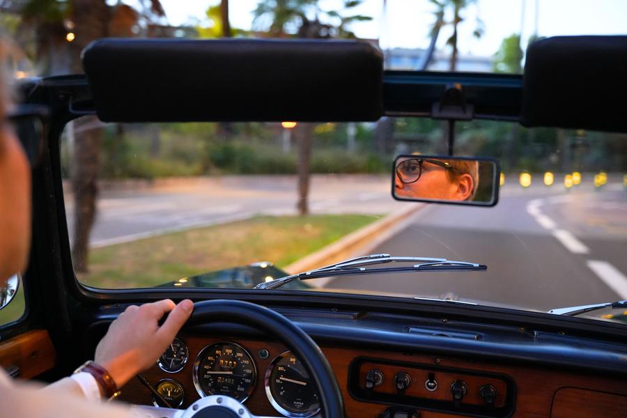 Notre chauffeur au volant d'une Triumph