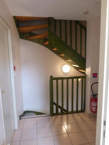 Gîte communal à AFFOUX - en Haut Beaujolais - Rhône : montée d\'escaliers.