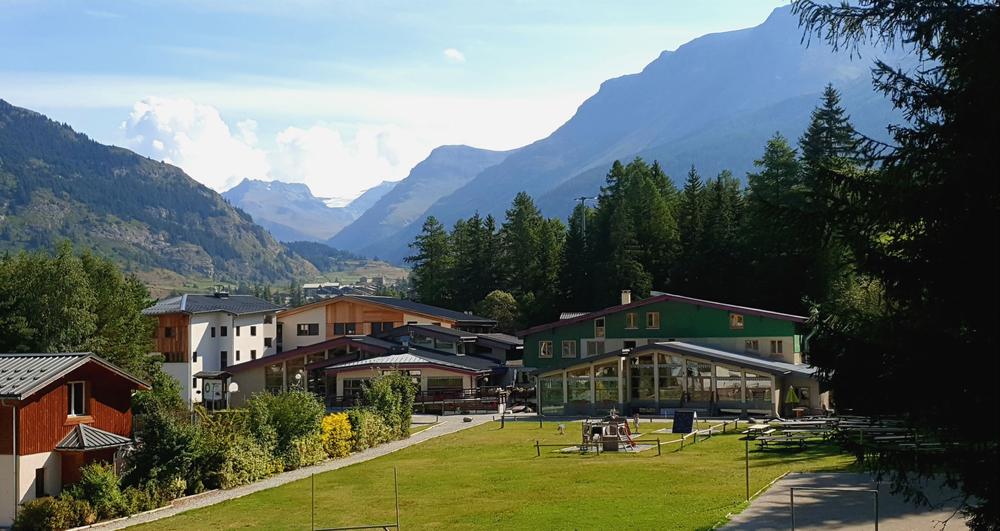 façade + aire de jeu et détente