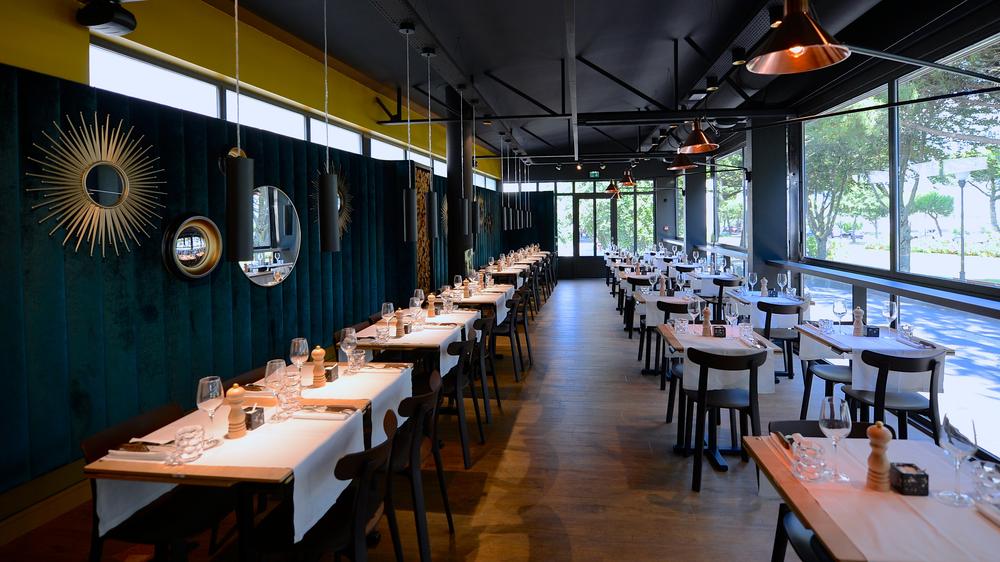 Vue sur les tables dressées dans la salle vide