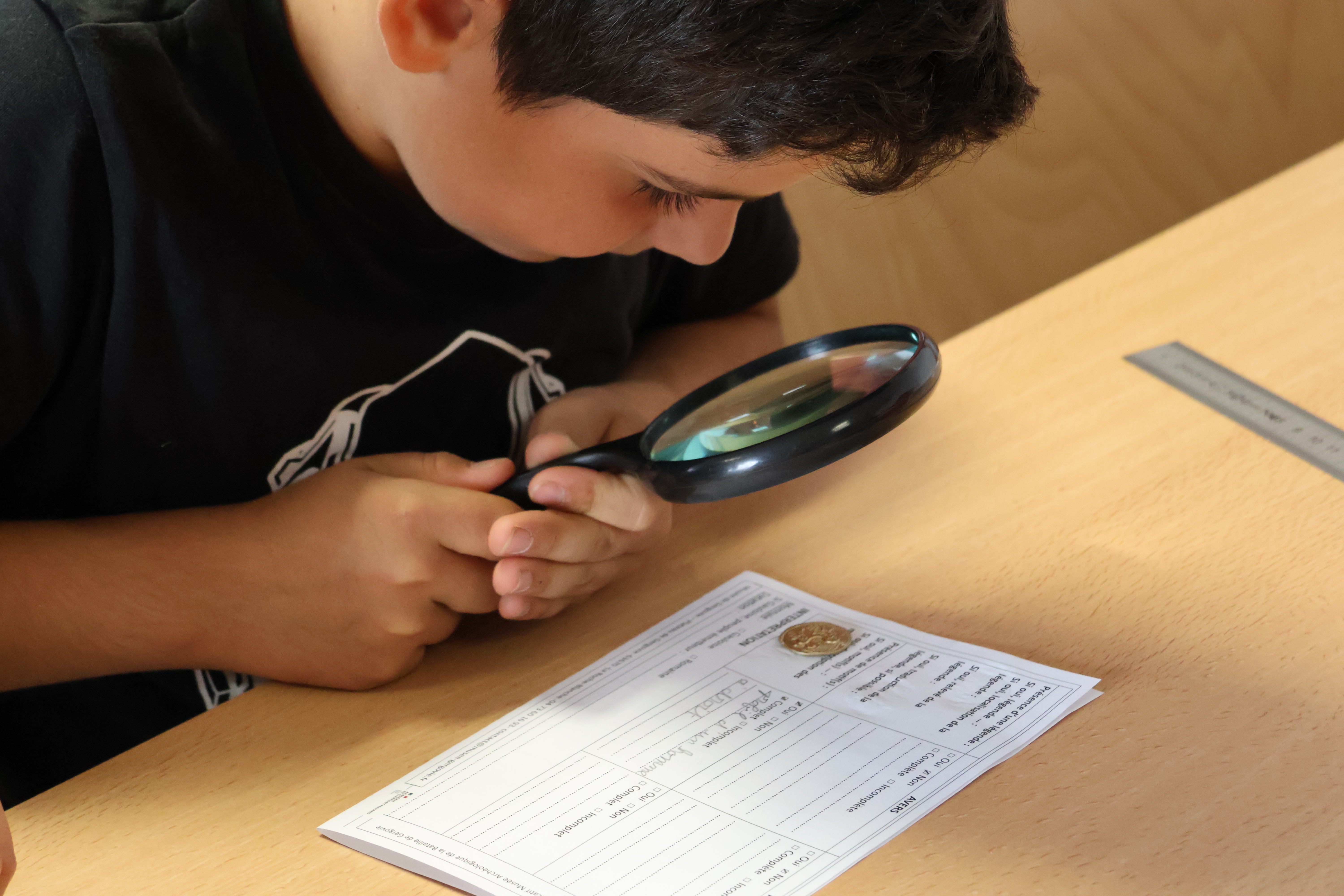 Atelier en famille « Archéos au labo : l’archéologie après la fouille » | Musée de Gergovie