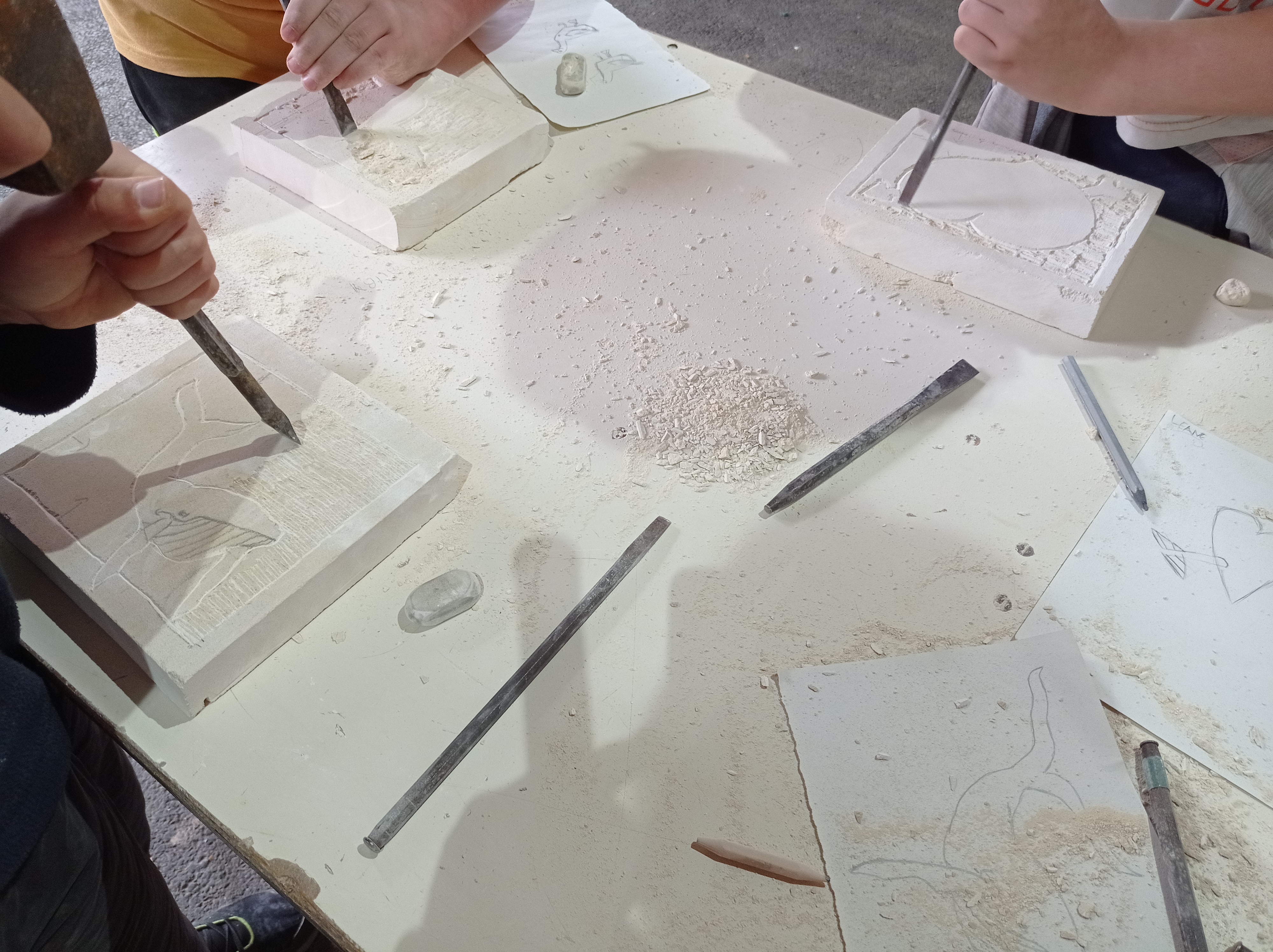 Atelier pour groupes enfants et adolescents : découverte des savoir-faire, sculpture sur pierre