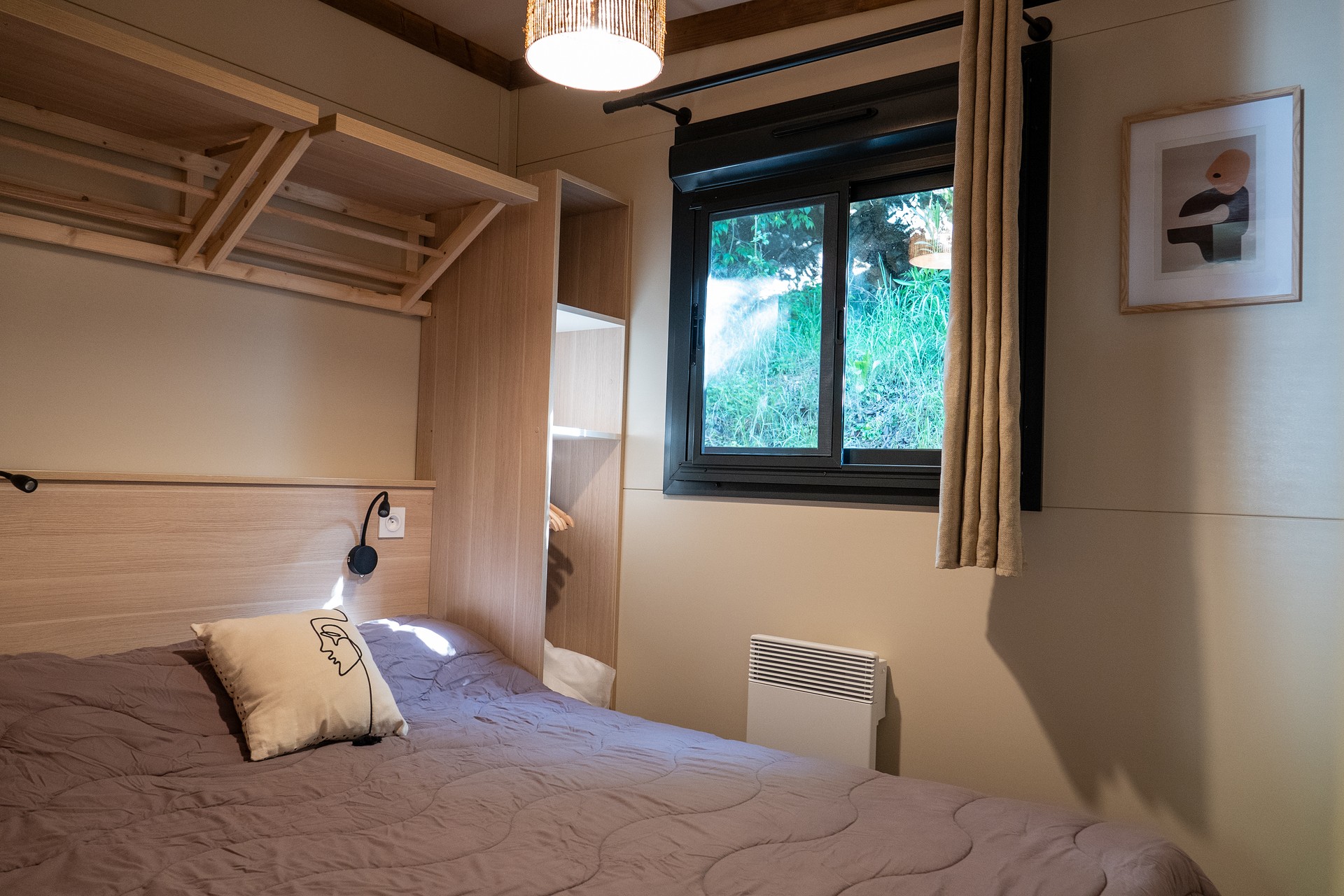 Chambre Chalets en bois tout confort au Camping Domaine de la Plage à Meyras en Ardèche