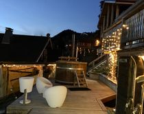 Bain nordique sur la terrasse pour un moment de détente en soirée l'été