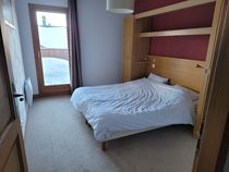 Chambre double ou 2 lits simples - Salon avec vue terrasse - appartement E107