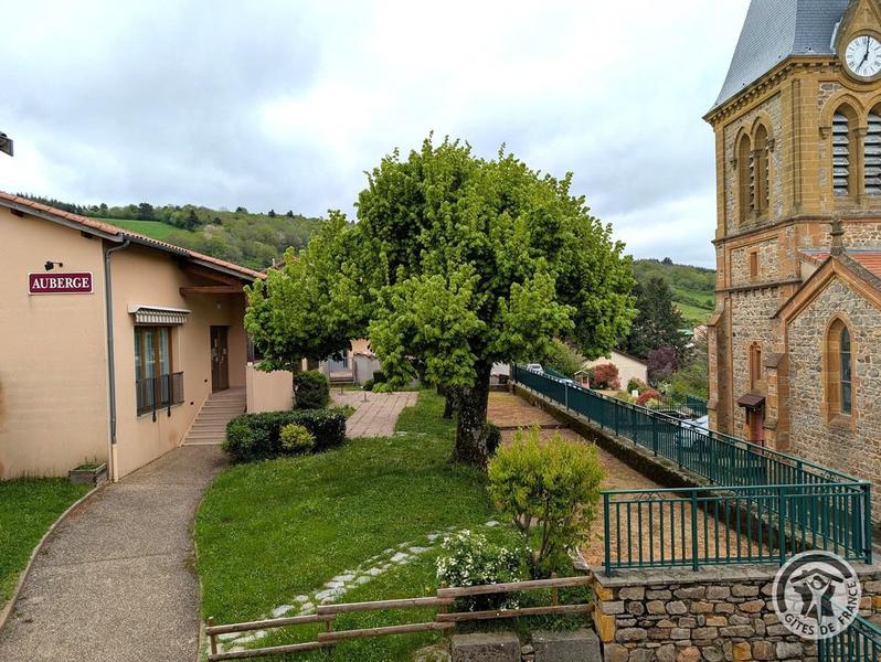 Grand Gîte communal - 15 personnes à Affoux - centre du village, en Haut Beaujolais, dans le Rhône : vue sur l\'auberge et le village depuis le GITE.