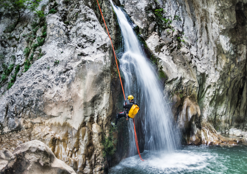Personne descendant une chute d'eau