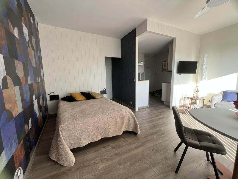 L'espace nuit avec canapé double.