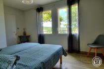 Grand Gîte "l'Amandier" - 15 personnes à Salles Arbuissonnas en Beaujolais dans le Rhône : la chambre 2 personnes (rez-de-chaussée) avec vue sur le village.
