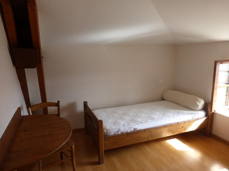 Gîte communal à AFFOUX - en Haut Beaujolais - Rhône : chambre 3 personnes au 2ème étage.