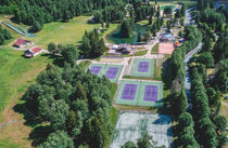 Les huit courts du tennis club des Contamines, dans le parc de loisirs du Pontet