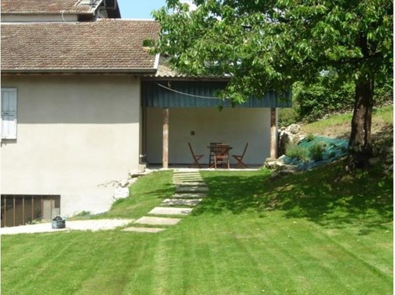Entrée au gite Côté Jardin par un beau jardin engazonné