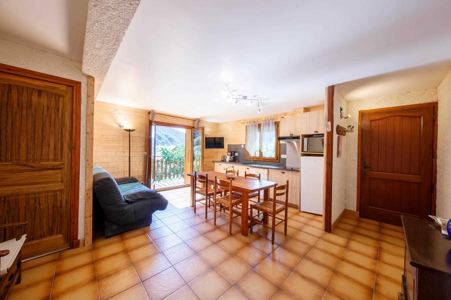 Gîte Les Rosiers-Séjour/Porte d'entrée-Saint-Étienne-de-Tinée-Gîtes de France des Alpes-Maritimes