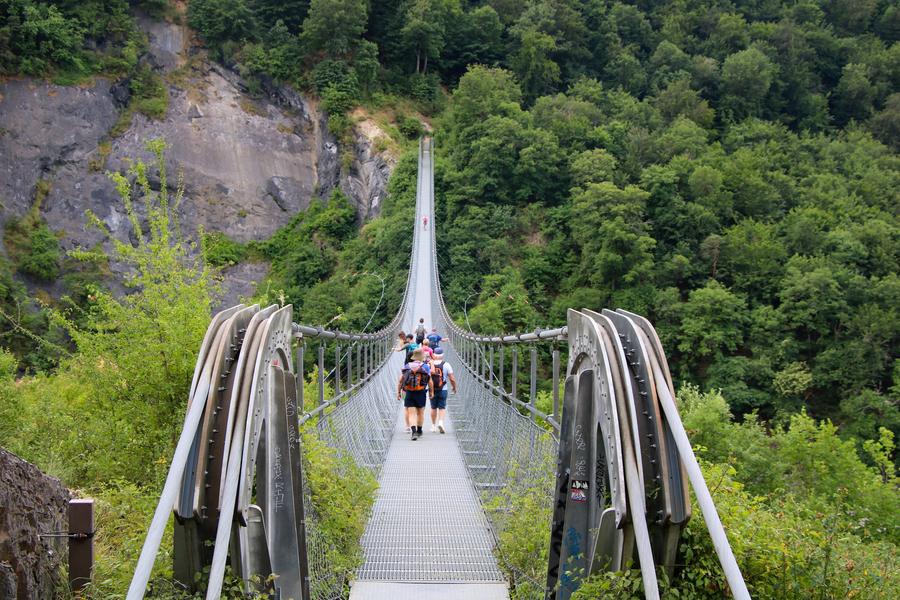 Devant les passerelles du lac de Monteynard-Avignonet