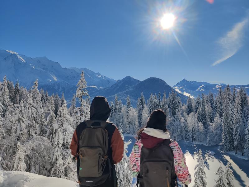 Couple surplombant le Lac Vert enneigé